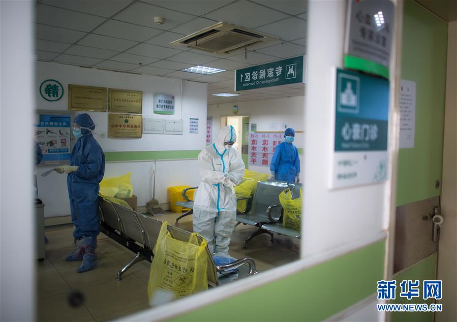 2月22日,在武汉市第一医院,医务人员进隔离病区前穿戴防护服