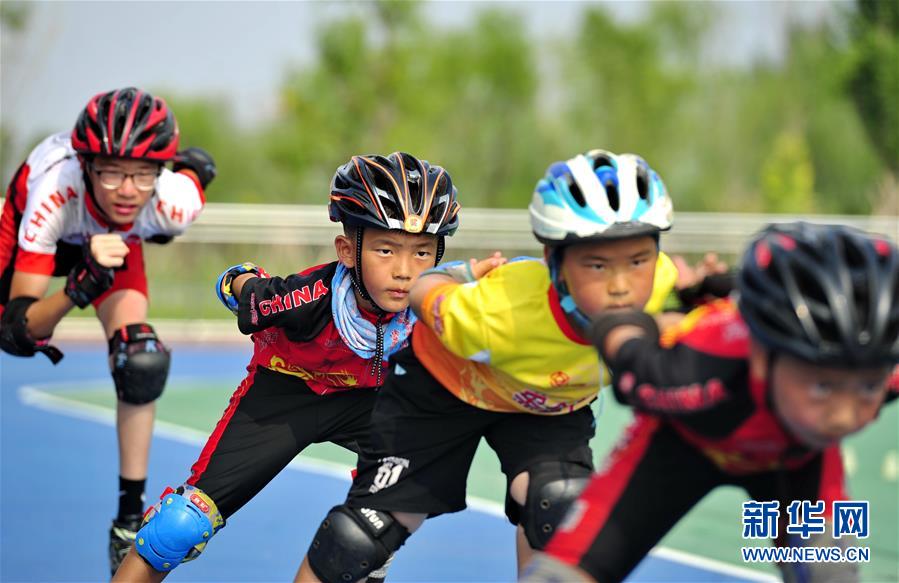 （体育）（3）轮滑——轮滑少年暑训忙