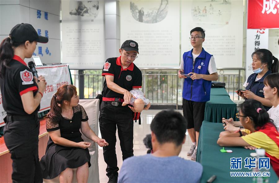 （图片故事）（1）他们的副业是“老师”