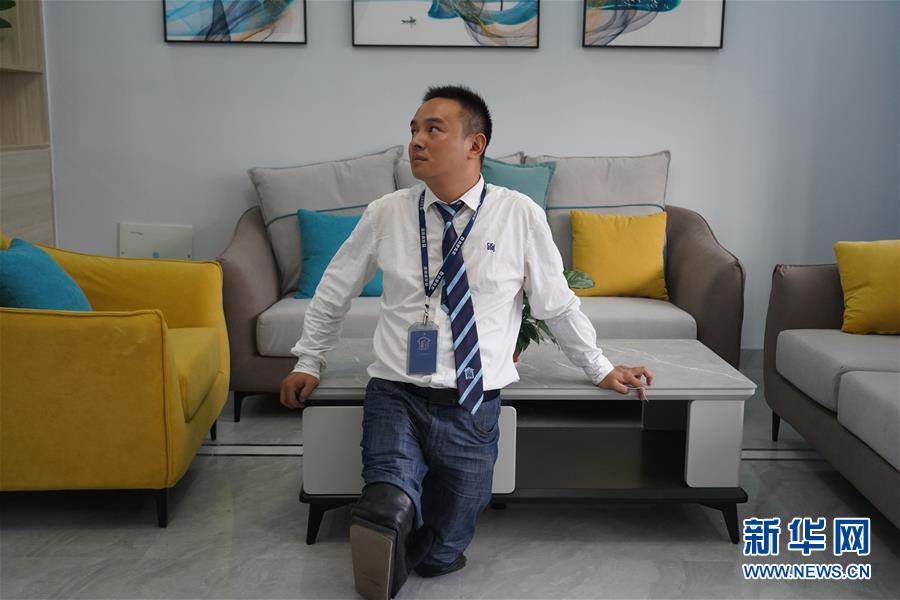 （图片故事）（6）“我的腿是软的，但腰杆是硬的”——“跪行中介”尧涛的坚强人生