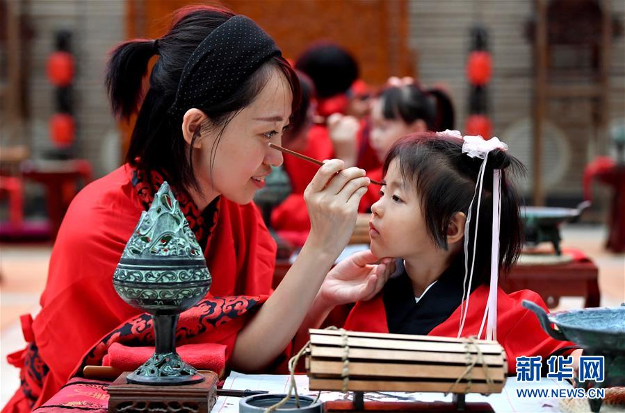 （文化）（4）西安：学童“开笔破蒙” 体验传统文化