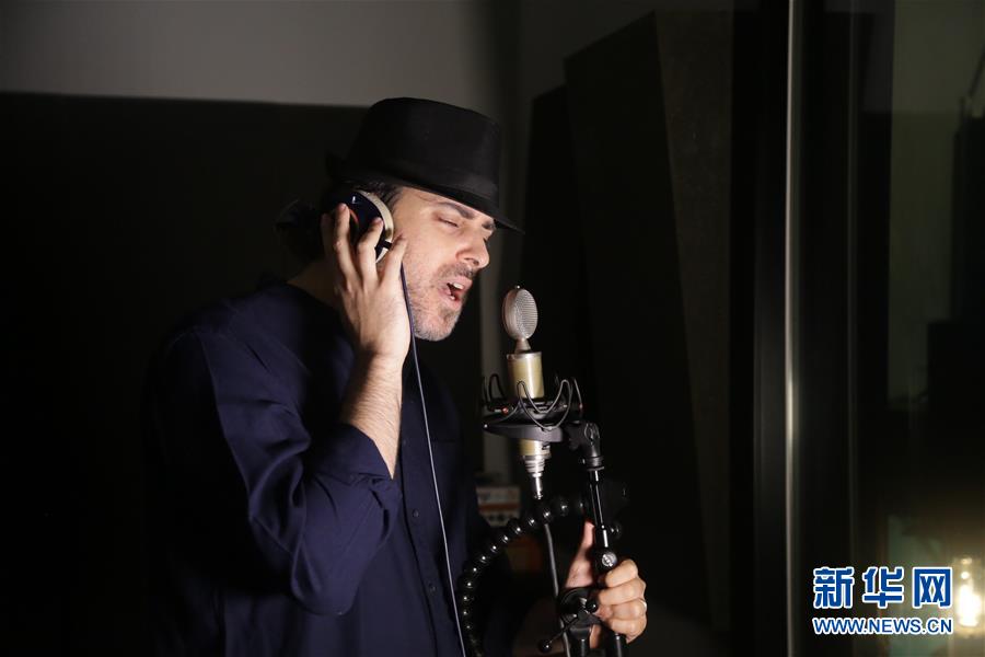 (海外抗疫故事·图文互动)(3)通讯:用原创音乐支持中国抗击新冠疫情的以色列歌手
