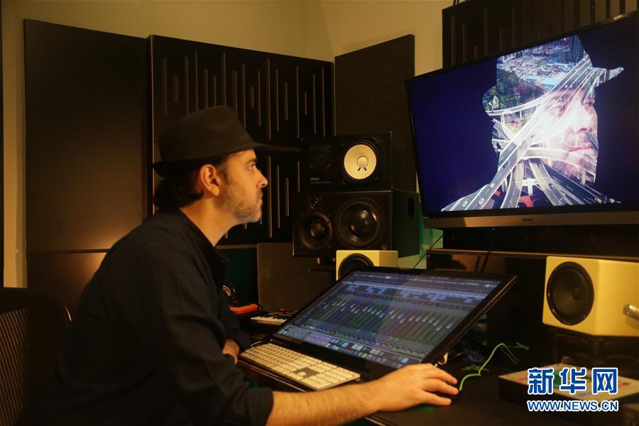 (海外抗疫故事·图文互动)(2)通讯:用原创音乐支持中国抗击新冠疫情的以色列歌手