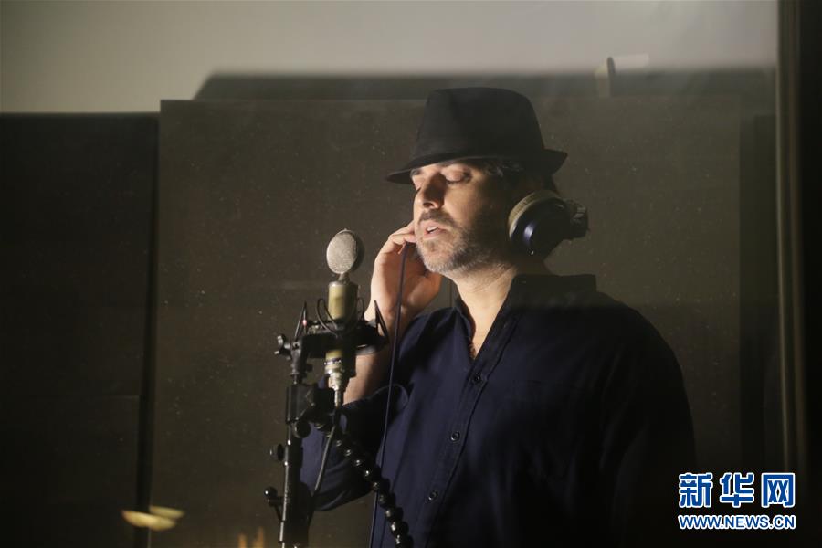 (海外抗疫故事·图文互动)(5)通讯:用原创音乐支持中国抗击新冠疫情的以色列歌手