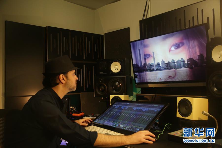 (海外抗疫故事·图文互动)(4)通讯:用原创音乐支持中国抗击新冠疫情的以色列歌手