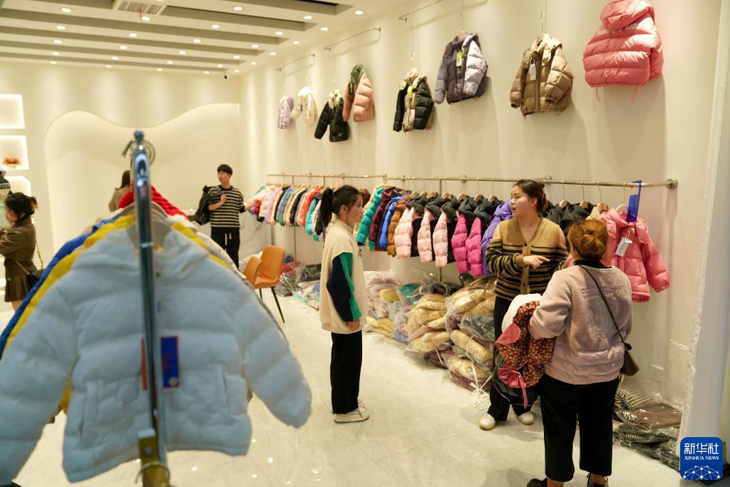 韩传号 摄眼下正是羽绒服销售旺季,在位于浙江省平湖市的羽绒服批发