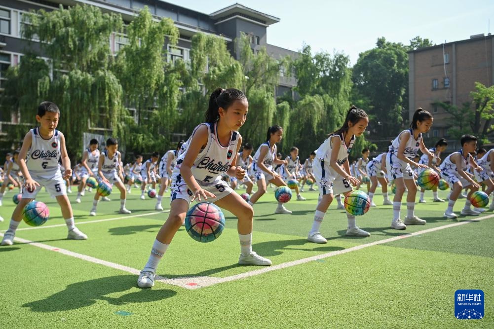 学生在学校开心的图片图片