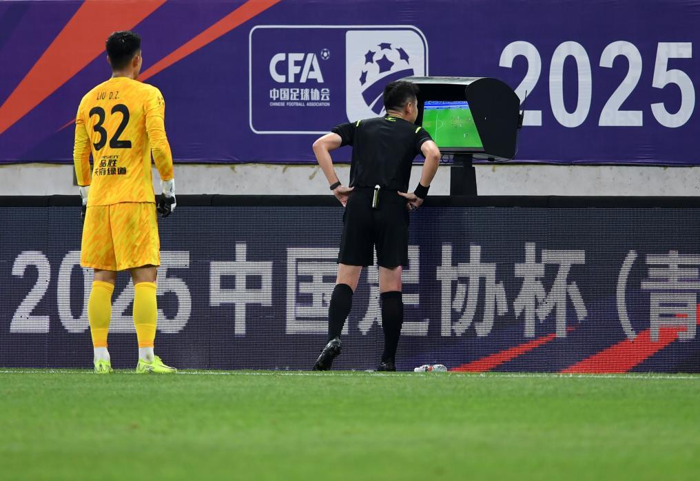 国际足联裁判委员会主席：VAR非常成功但仍需改进