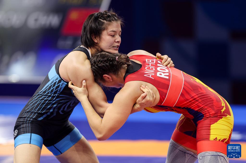 摔跤——世界锦标赛：李泽露获女子自由式72公斤级季军