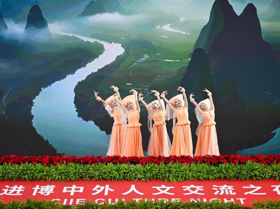 第八届进博会丨“进博之夜”文艺演出在沪上演