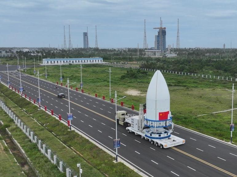 长八甲遥五火箭成功实施转运