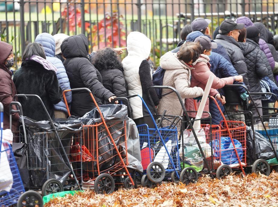 寒风中的等待——直击美国纽约一处食物发放点