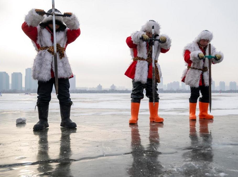 哈尔滨采冰节启幕 “冰城”进入采冰季