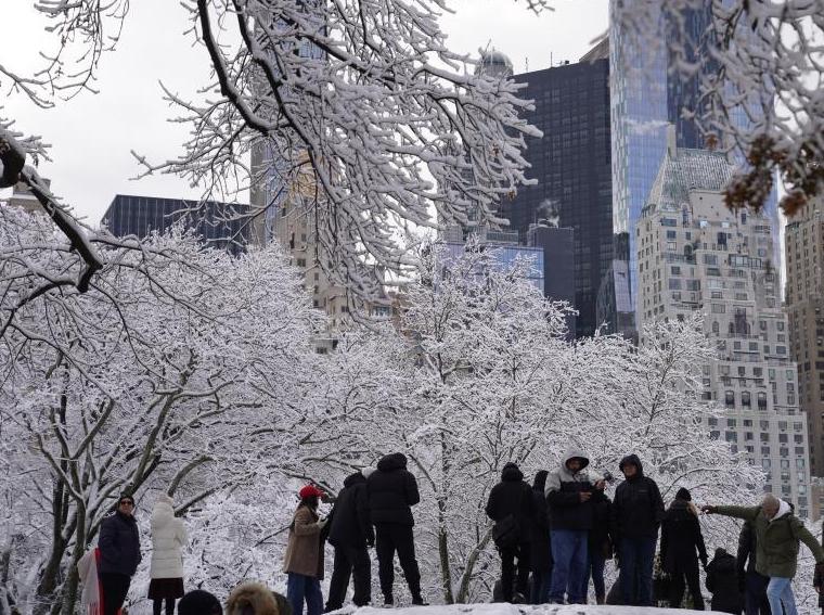 纽约迎来今冬首场降雪