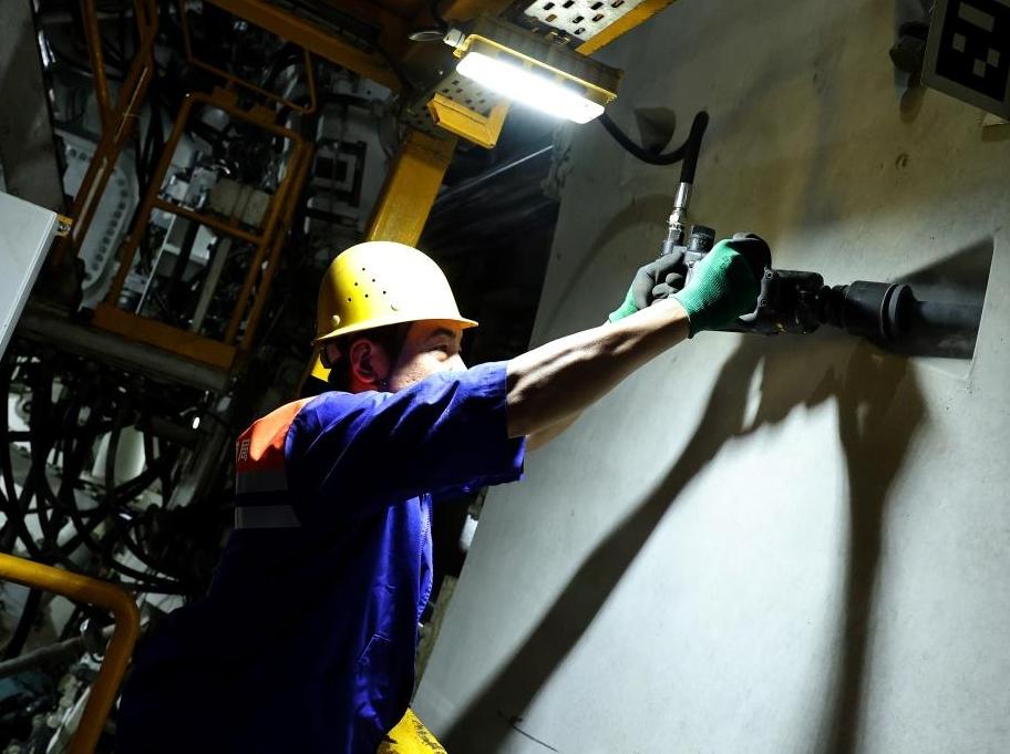 在长江底前进  “领航号”高铁盾构机掘进突破10000米