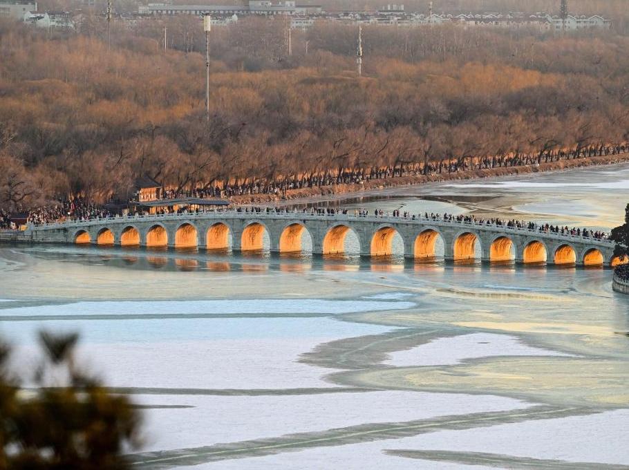 颐和园十七孔桥现“金光穿洞”美景