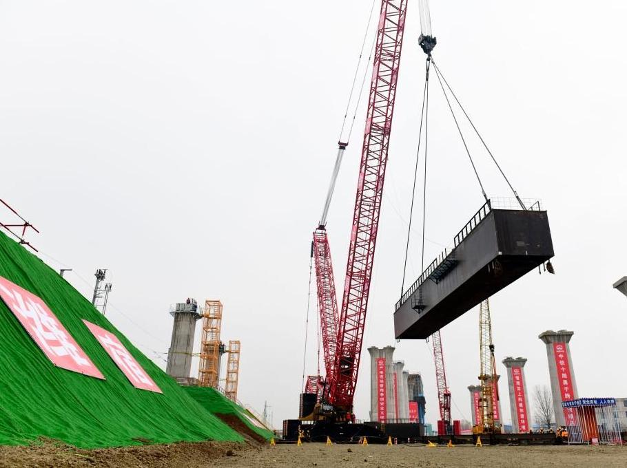 潍宿高铁上跨日兰高铁钢横梁吊装忙