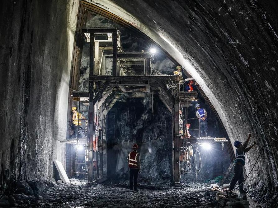 深圳外环田头山隧道群开挖大断面