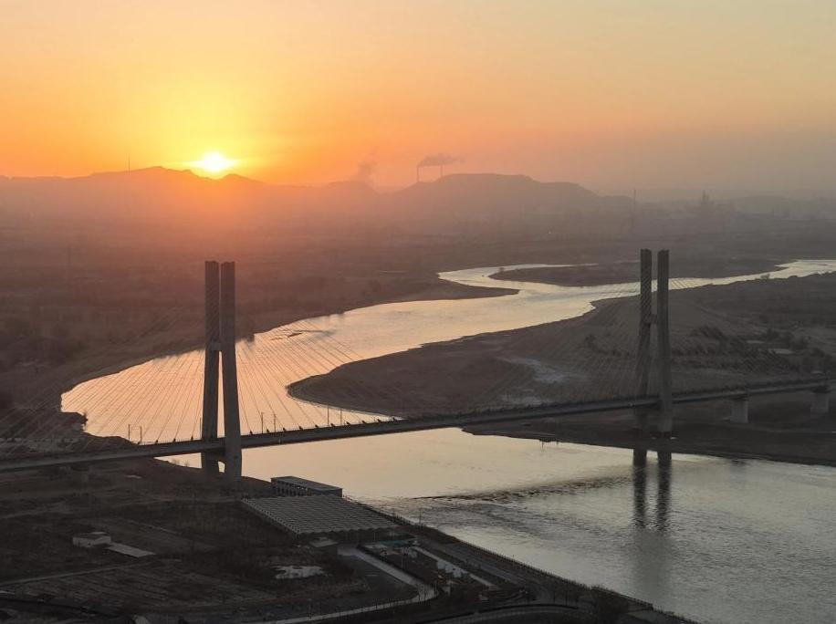 美丽中国丨晨曦中的包银高铁乌海黄河特大桥