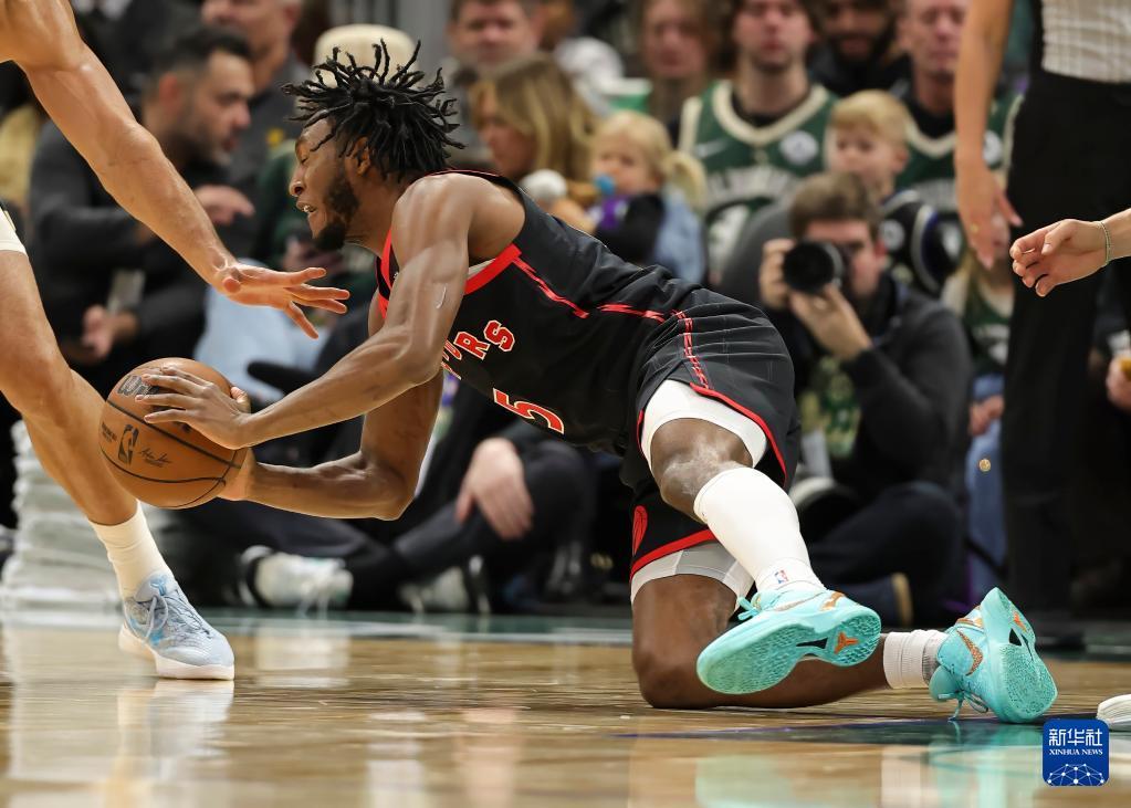 NBA常规赛：猛龙胜雄鹿