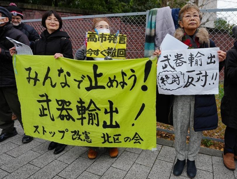 日本民众就执政联盟放宽武器出口限制的动向举行抗议集会