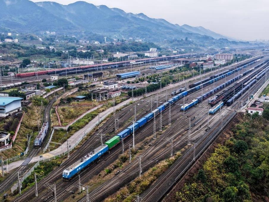 西南地区新年首趟中欧班列在渝发车