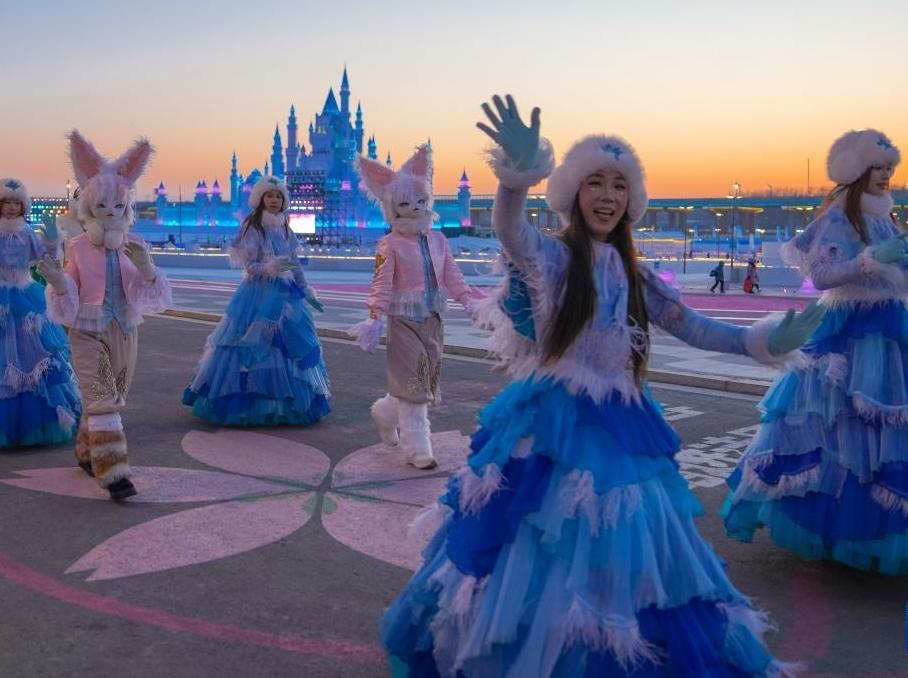 冰雕雪塑扮靓冬日“北国春城”