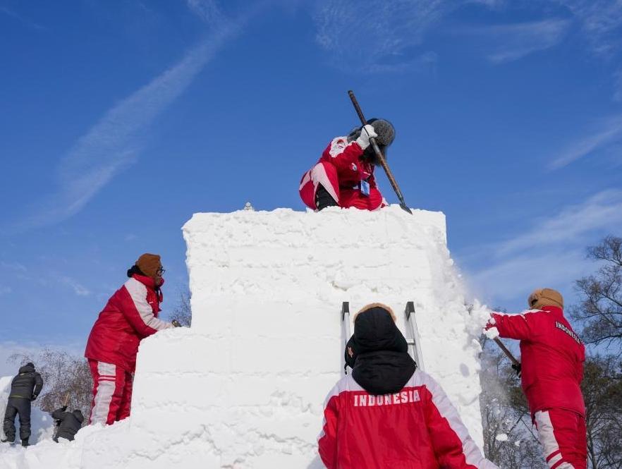 第28届中国·哈尔滨国际雪雕比赛开铲