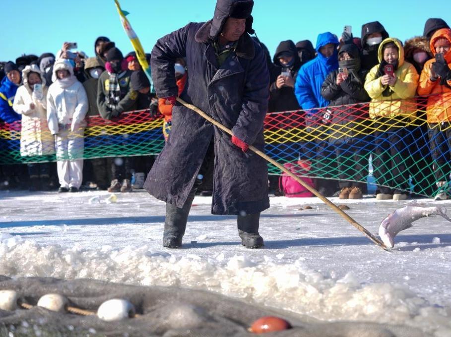 冰湖腾鱼 在查干湖感受冬捕魅力