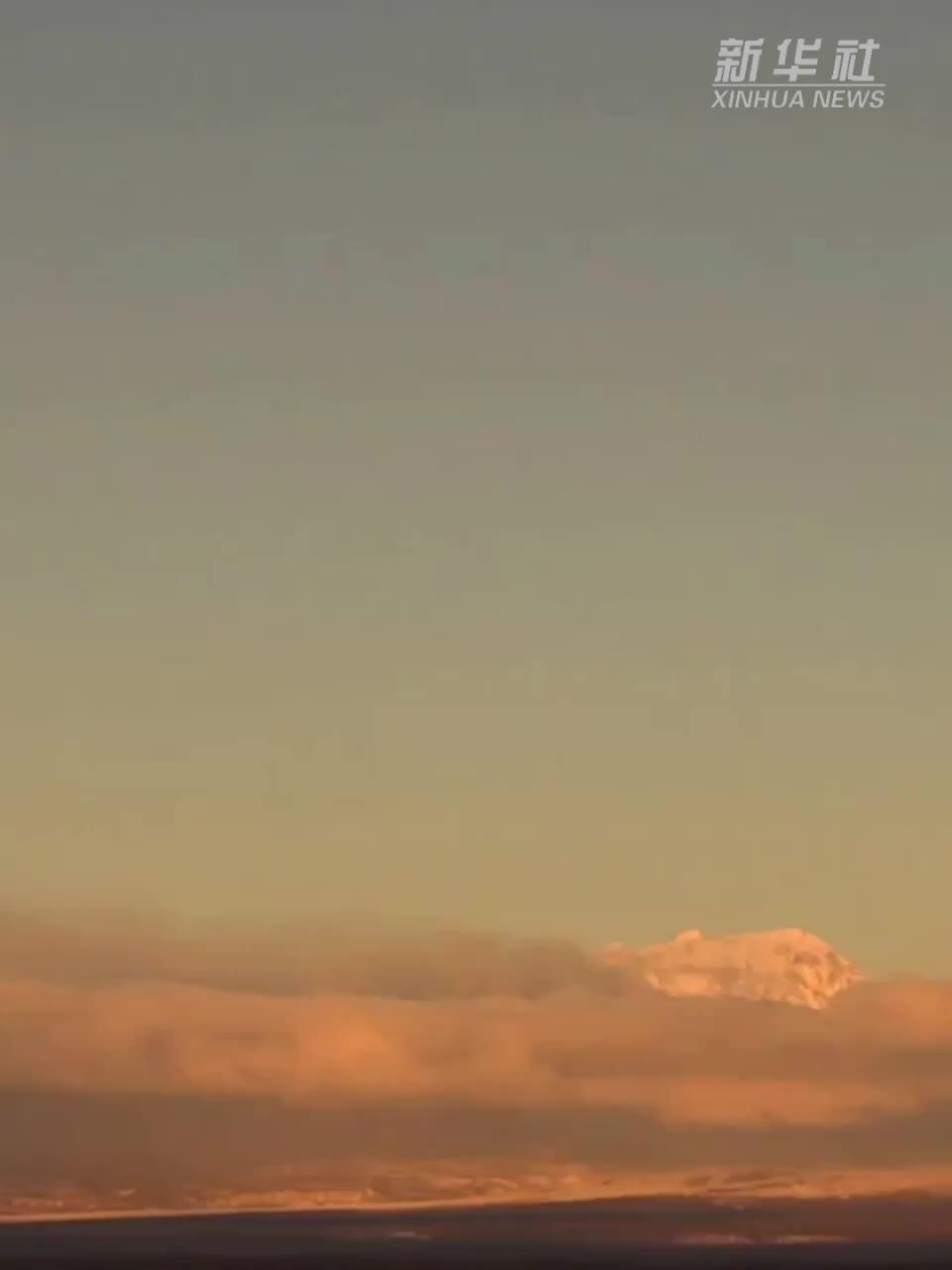 俄堪察加半岛希韦卢奇火山喷发