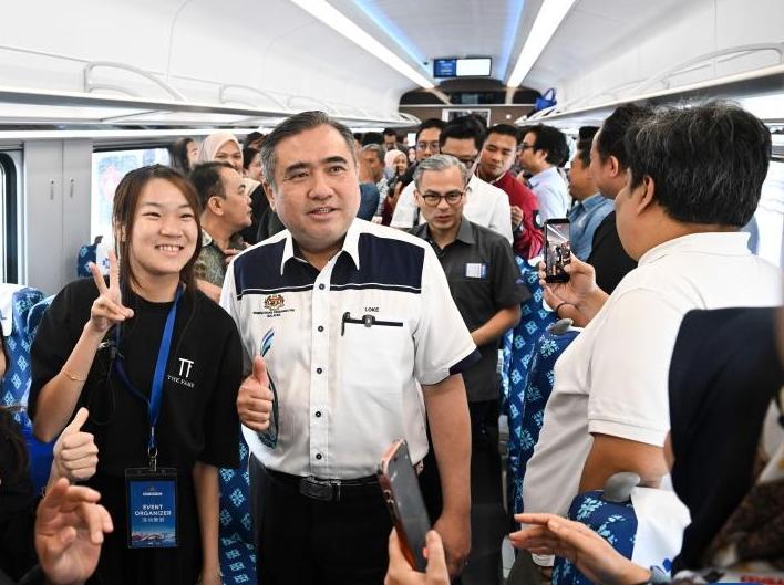 中企承建马东铁项目动车组正式亮相