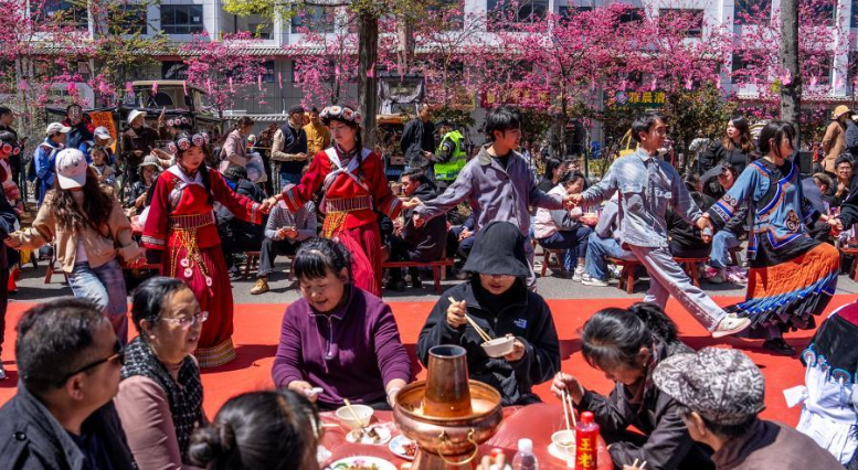 ����������ڡ��ߵڶ��조�ͺ���������ɫ�Ļ�����Ļ