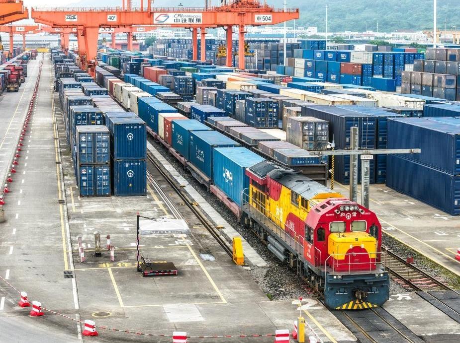 西部陆海新通道中老跨境班列新能源汽车专列加速“渝车出海”