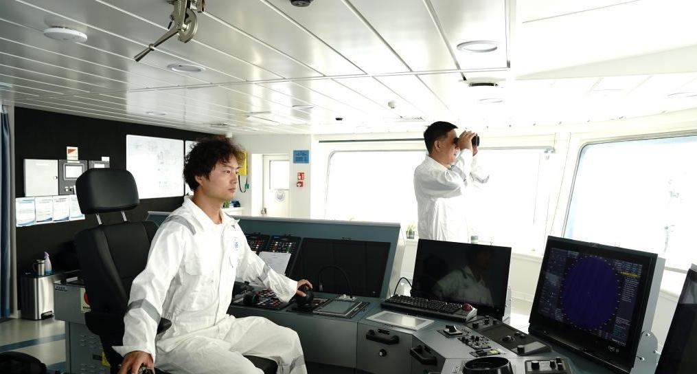 乘坐“同济”号在南海“追碳”