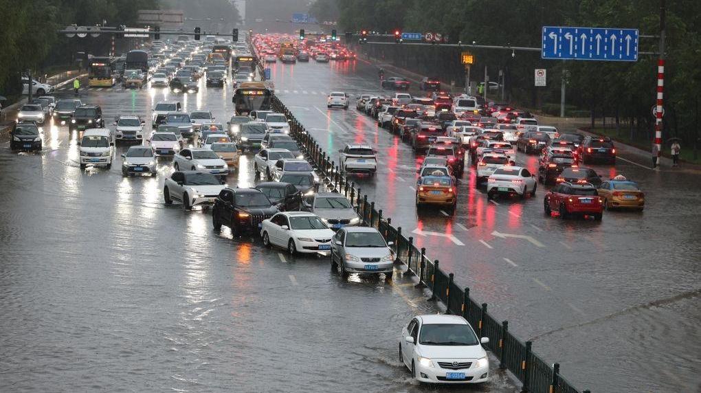 黑龙江哈尔滨遭遇强降雨 部分道路积水严重