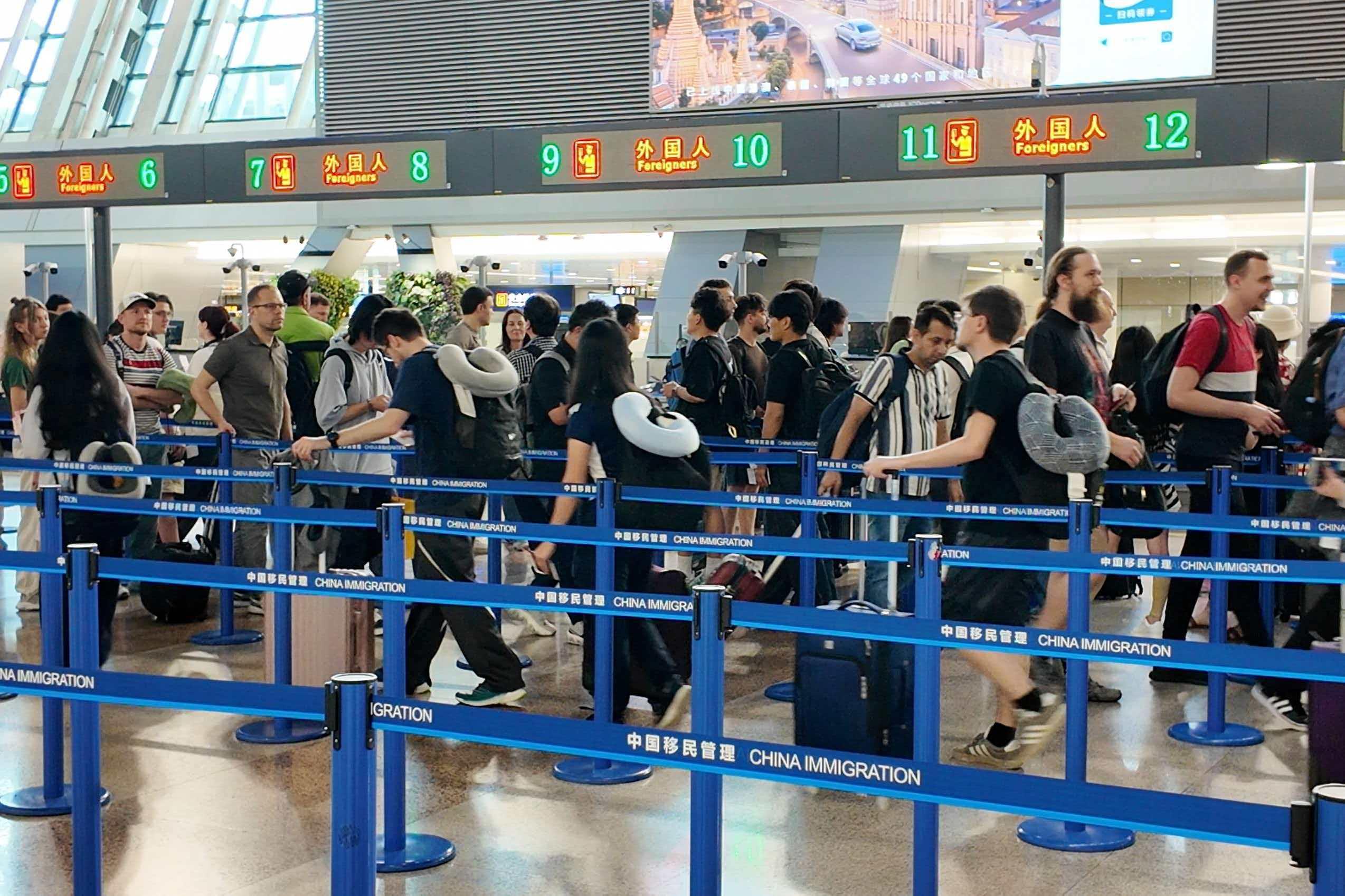 今起吉尔吉斯斯坦、越南公民可适用240小时过境免签政策