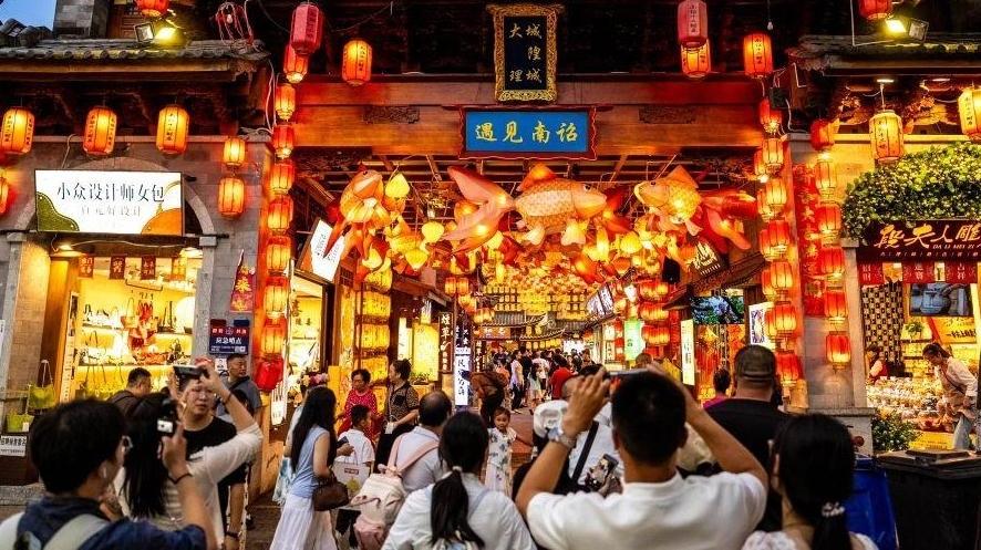 大理古城游人如潮