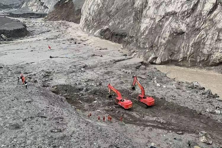 通往吉隆口岸国门的道路基本实现全线贯通，记者现场直击