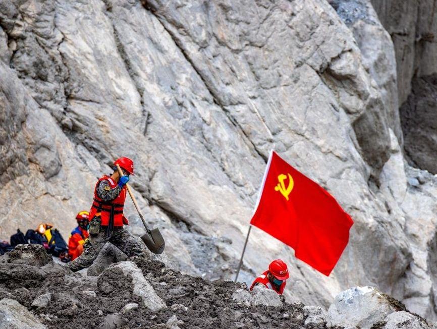 救援一线党旗红