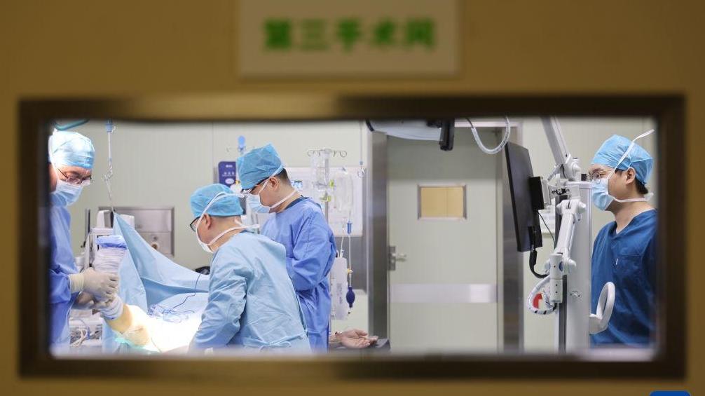 看“手术机器人”拓展医生手眼脑