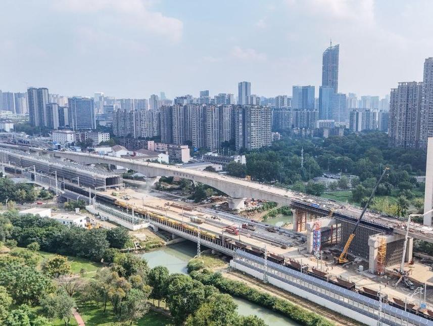 成渝中线高铁跨沙河特大桥顺利合龙