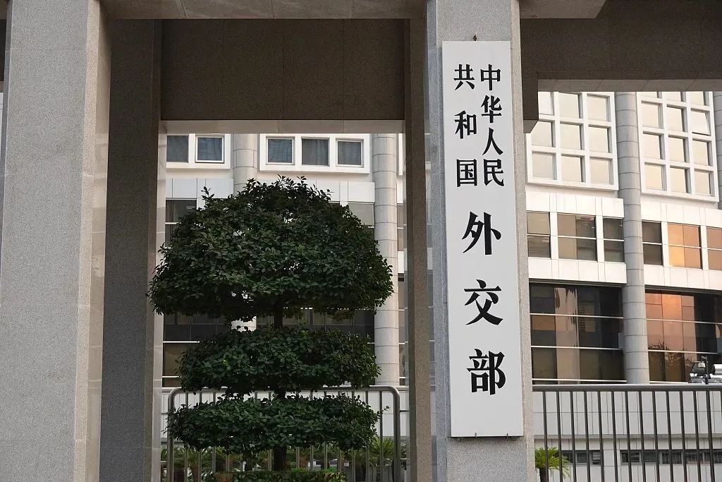 外交部：对英国警方任意、过度执法行为表示强烈不满