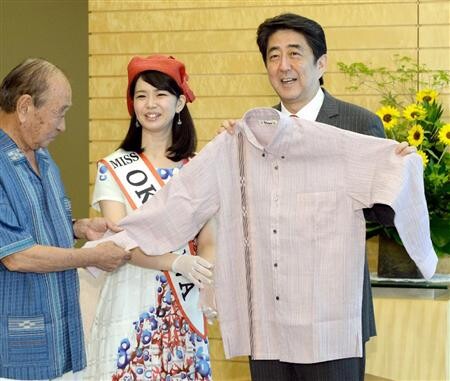 冲绳县知事赠送安倍传统服饰 借力宣传冲绳