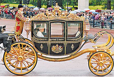 英国女王全新御用马车亮相:车身镶400片金箔(图)
