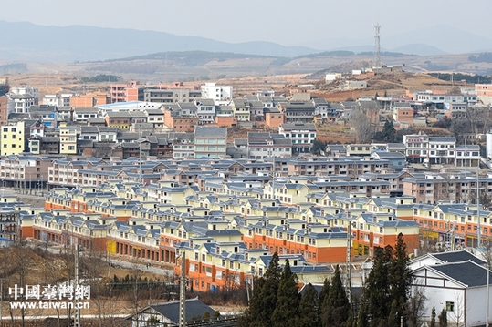 今天的毕节市迤那镇,已经盖起了大片的村名迁居房