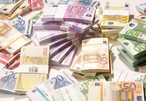 法国警方逮捕一形迹可疑女性 身藏60万欧元现金(图)