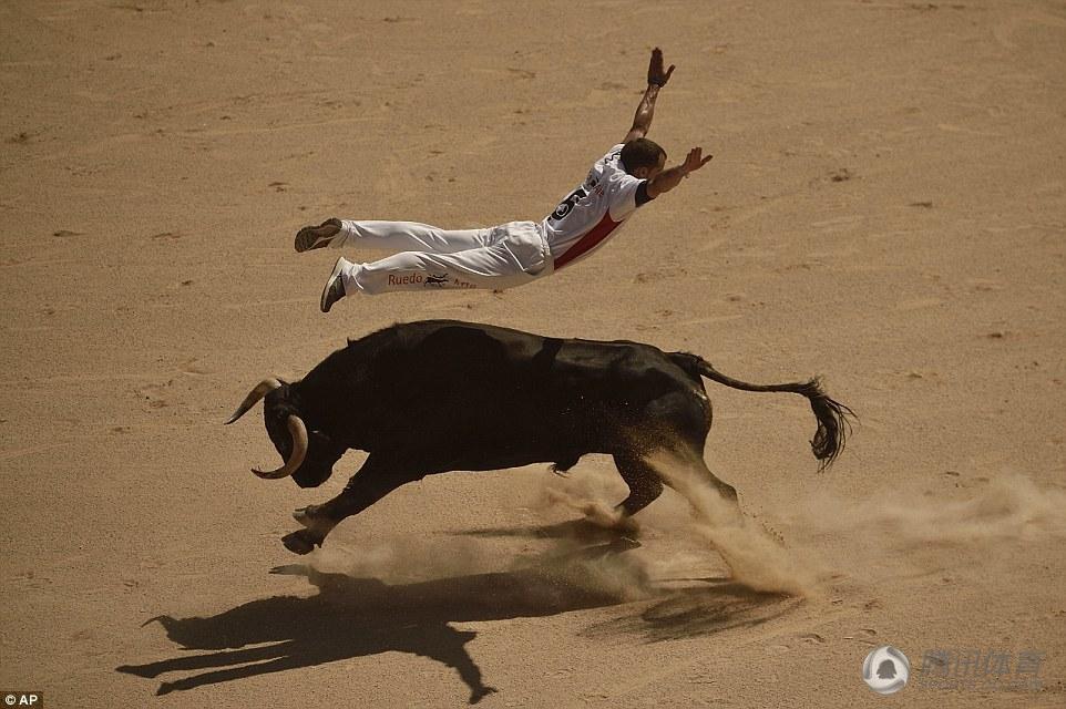 高清:西班牙狂熱奔牛節 鬥牛士驚險飛越公牛