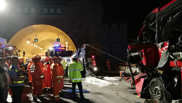 京昆高速客车事故致36死