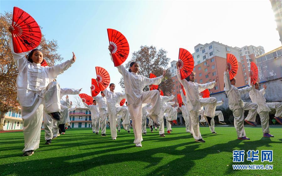 12月12日,河北省邯郸市邯山区滏河学校学生在练习太极功夫扇