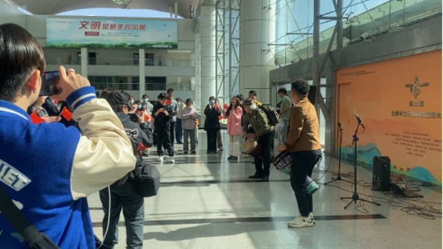 音乐快闪！“我把家乡唱给你听”走进福州火车站